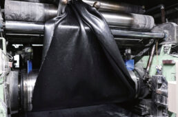 タイヤの原材料を混ぜる工程