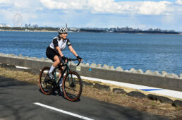 自転車で走る稲村亜美さん
