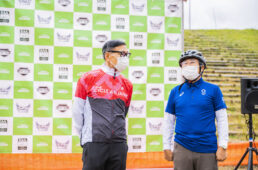 自転車協会理事長の山﨑一氏と伊豆の国市市長山下正行氏