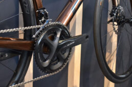 ペダルが付属しないロードバイクは多い