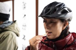 菊水飴を食べる