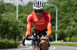 エッジ1040ソーラーを試す髙岡亮寛さん