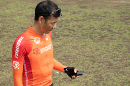 エッジ1040ソーラーを操作する髙岡さん