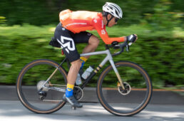 グラベルロードで走る髙岡さん