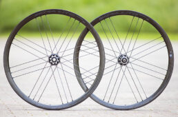 カンパニョーロ・ボーラWTO33DB （35万2000円・シマノ、35万900円・カンパ）