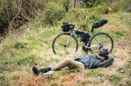 寝転ぶ山下さん