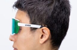 スポーツスタイル236を着用（横）