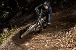 マウンテンバイク バームのコーナリング