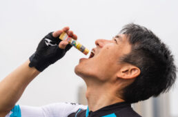 アミノバイタル®GOLDを飲む岩島さん