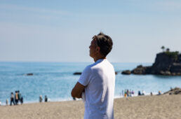 高知桂浜にて想いにふけるシシャチョー