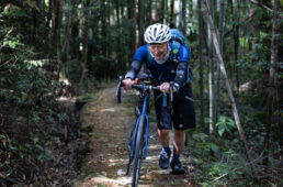 急斜面を押し歩く