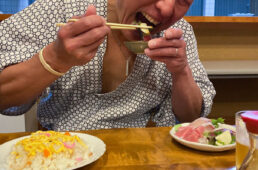 宿で食事するシシャチョー