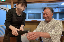 ビールを注がれるシシャチョー