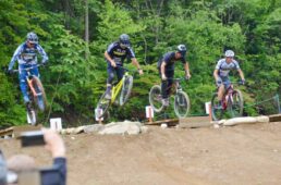 オープンイベントで音楽に合わせて走りを見せた4ライダー