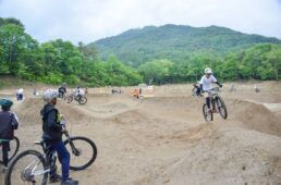 パンプトラックを走るライダーたち