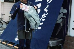 佃島の佃煮をレースエアに収める声優の東城咲耶子さん