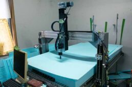 発泡剤のカットを行なう機械