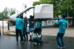 分解した機体を運ぶ