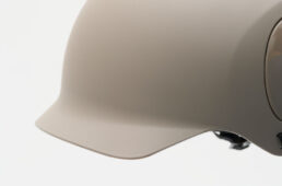 ヘルメット一体型のバイザーが良好な視界を確保