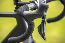 シマノ・105 R7100のデュアルコントロールレバー