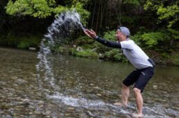 川で遊ぶシシャチョー