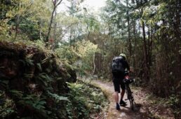 自転車を押すテンチョー