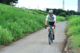 平地で向かい風の中を走る