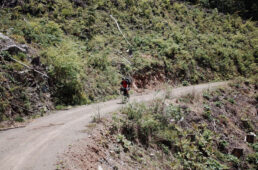 未舗装路を下るテンチョー