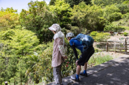 山の頂上付近で暮らす婦人