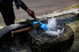 男水自然公園の横に引かれた湧き水