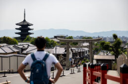 維新の道から京都を見下ろすシシャチョー