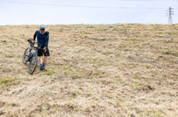 土手を下るシシャチョー