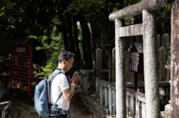 霊山墓所の志士たちの霊にお参りするシシャチョー