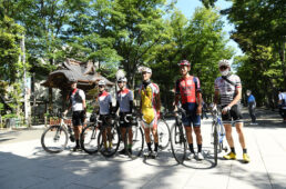 大國魂神社に参拝する弱虫ペダルの渡辺航先生ら
