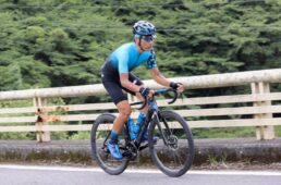 プロペルに乗る浅野さん