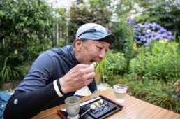 団子を食べるシシャチョー