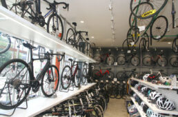 サイクランドマスナガ店内の様子