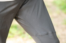 MTB用パンツに設けられたベンチレーションホール