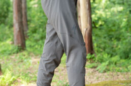 MTB用ロングパンツの膝の余裕