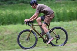 アスペロに乗る吉本さん