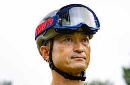 FM-Xにゴーグルをホールド