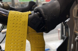 内側に仕込んだ切れ端に重なるようにバーテープを巻く