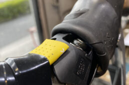 ブラケットの内側に折ったバーテープの切れ端を一枚入れる