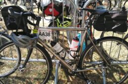 大型サドルバッグとフロントバッグを付けたバイク