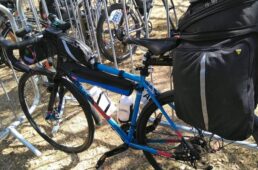 サイドバッグを付けたバイク