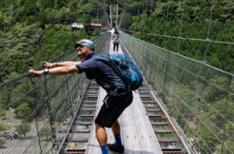 谷瀬の吊橋に入るシシャチョー