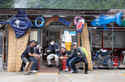 Moto DINERのオーナー、常連客と記念撮影