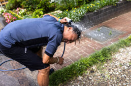 水を浴びるシシャチョー