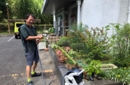 植栽に水をやるテンチョー