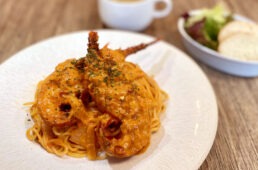 南伊豆産伊勢海老のトマトクリームパスタ